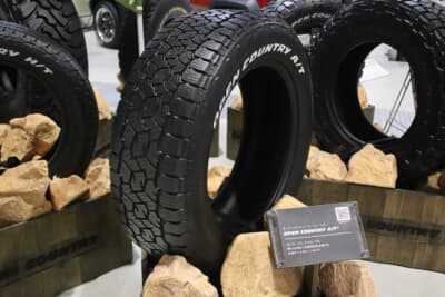 TOYO TIRES OPEN COUNTRY:こちらに展示されているのは OPEN COUNTRY A/T III。ドライ路面、ウェット路面、シャーベット路面、圧雪路面とオールマイティに使える万能タイヤだ