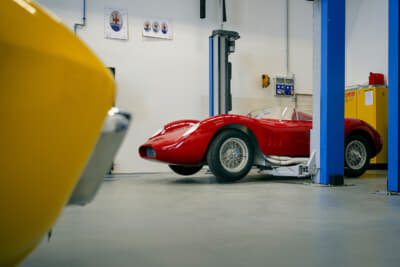 マセラティ 200S:1955年からわずか30台前後のみ生産された純粋なレーシングカーだ
