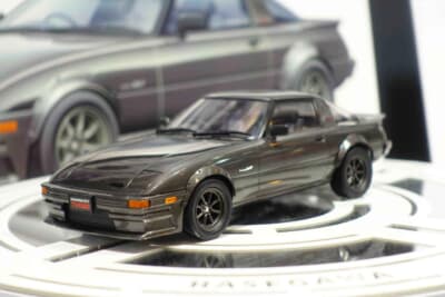 ハセガワ カスタムシリーズ マツダ RX-7:ハセガワのシリーズに追加されたSA22型RX-7だ。原型にオーバーフェンダーやエアロパーツを加えることで独自の魅力を放つ心憎い仕様だ