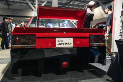 Re30 スカイラインシルエット：ディフューザーのような形状のリアバンパーにリアフォグランプが装着されている