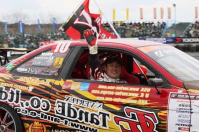 今もなお現役選手として走り続ける上野高広。D1GPの最多ラウンド出場を誇る「鉄人」だ