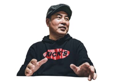トヨタ ランドクルーザー250：完全国内生産と高精度な車検対応にこだわる服部代表の姿だ