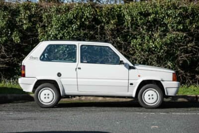 6525英ポンド（邦貨換算約139万円）で落札されたフィアット「パンダ 1000CL ビアンカ」（C）Iconic Auctioneers
