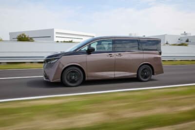 日産 エルグランド:真横から見ると室内の広さとフラットなルーフラインが際立つ