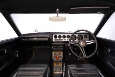 スポーツステアリングと多連メーターを備えたケンメリGT-Rの運転席まわり