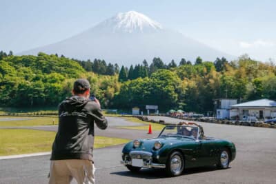 東京都から参加したIさんご夫妻。富士山を背景に愛車との記念の1枚に笑顔が弾ける