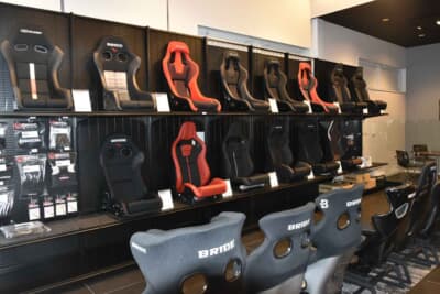 主要車種を絞ることでシートやシートレールなども潤沢にストック。在庫の多さが最大の魅力