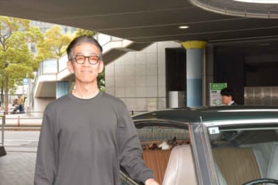 日産 バイオレット 1400DX:愛車の傍らで笑顔を見せるオーナーの廿楽さん。大満足の1台だ