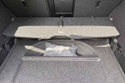 ボルボ XC40 B3:ラゲッジルームのリアボード。折りたたみが可能で使い勝手抜群