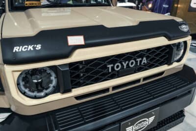 リミテッドチトセ トヨタ ランクル70:純正黒樹脂グリルに被せるカラードカバーでお洒落に