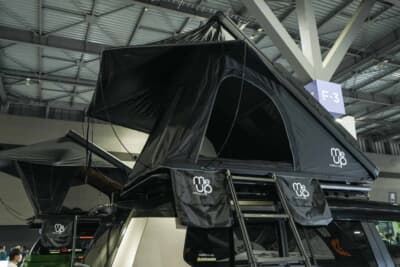 メロウアップ トヨタ ランクル250:厚手キャンバス生地のテント。30秒で展開できるセットアップが特徴