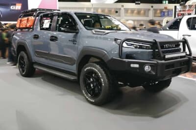 トヨタ新型ハイラックス:LEDライトを内蔵したショートタイプのアイアンバンパーを装着。荷台にはベッドラックを組み込んだ