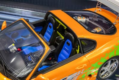 トヨタ スープラ(1/12スケール):ブルーがあしらわれスポーティに仕立てられた室内空間