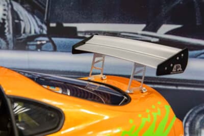 トヨタ スープラ(1/12スケール):リアビューをレーシーに仕立てる大型のウイングに注目