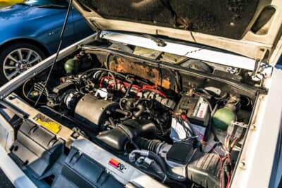 シトロエン BX GTi：エンジンルームに収まる1.9リッター直列4気筒SOHCエンジン。左右に配されたハイドロニューマチック用のスフィア（圧力球）も確認できる