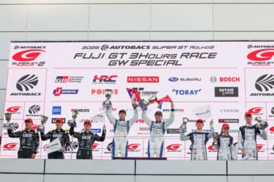 SUPER GT 第2戦 富士：GT300クラスの表彰台。長丁場の3時間レースを戦い抜いた上位陣が並ぶ