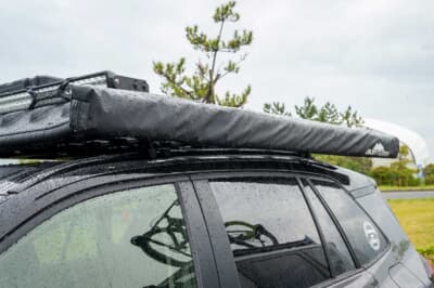 トヨタ RAV4:開発中のルーフラックには、サイド部分にオーニングも取り付けられていた。キャンプや車中泊など、アウトドアでの実用性と快適性を大幅に高めてくれる定番の拡張アイテムだ
