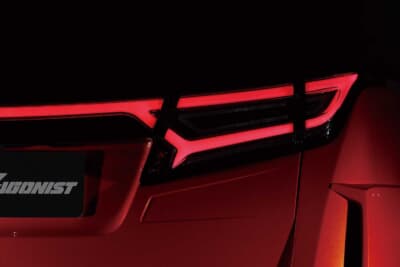 トヨタ アルファード：テールランプの端から端まで、ムラのない光が連なるファイバーはスモールに連動。クリスタルアイ独自の幻想的なビジュアルで、アルファードのリアに近未来的な雰囲気をもたらす