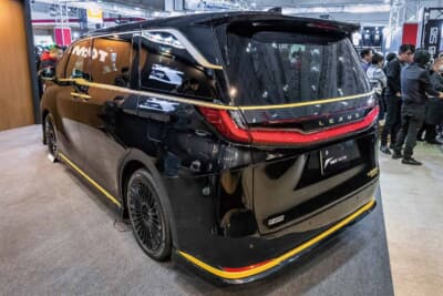 レクサス LM:同じく東京オートサロン2026で展示されたモデル(※オートメッセでは展示なし)。足元には鍛造削り出しの21インチホイールを装着し、ベース車の気品を損なわずスポーティに昇華させた