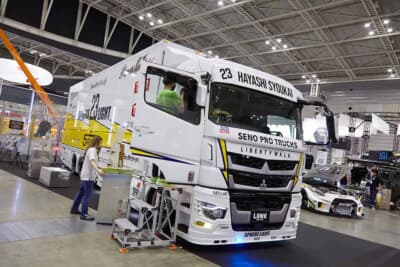 SENO PRO TRUCKSとLIBERTY WALKのコラボトラックは恒例の人気展示だ
