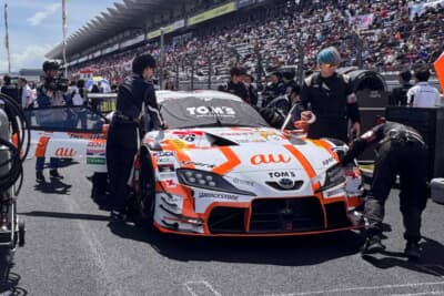 グリッドに並ぶ＃36 au TOM'S GR Supra。2025年シリーズ王者の坪井翔／山下健太コンビが今季もドライブし、第2戦で開幕2連勝を達成した