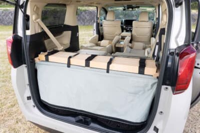トヨタ アルファード:専用カバーを開き、シートをフラットにしてからフレームの組み上げ作業をスタート