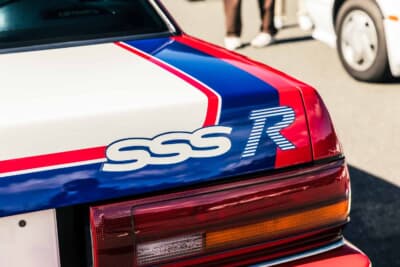 日産 ブルーバード SSS-R:トランクリッド上に施されたSSS-Rのステッカーグラフィック。U12クラブの協力を得て当時の仕様を忠実に再現している