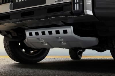 トヨタ ランドクルーザーFJ:ボディの底面をしっかりとプロテクトするのはアルミ製のアンダーカバーだ。一体成形で堅牢さを印象付ける。バンパーガードからの流れるような連続性も得られるデザインとなっている