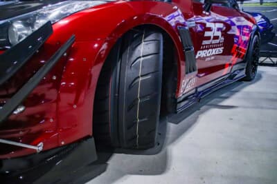 TOYO TIRES PROXES：写真は日産 GT-R。履かせているのはPROXES R888 R Drift。競技に特化したアグレッシブなモデル