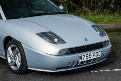 1万1250英ポンド(邦貨換算約240万円)で落札されたフィアット「クーペ フィアット 20Vターボ6」(C)Iconic Auctioneers