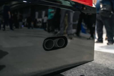 Re30 スカイラインシルエット：ボディサイドに収めたワンオフ製作のサイド出しマフラー。当時のシルエットマシンと正確な位置こそ異なるが、リスペクトを感じるカスタムだ