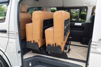 トヨタ ハイエース:シートを折り畳めば大型荷物も積載できるトランポ仕様だ