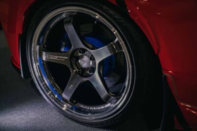 トヨタ GR86:陰影によってはリムとスポークが分離しているように見え、ホイールの奥行き感が増す