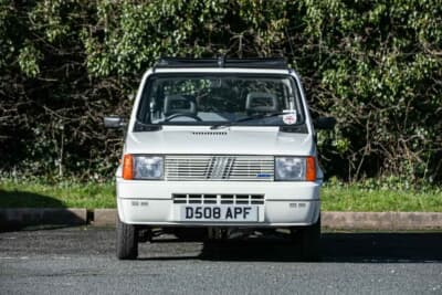 6525英ポンド（邦貨換算約139万円）で落札されたフィアット「パンダ 1000CL ビアンカ」（C）Iconic Auctioneers