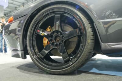 日産 スカイライン GT-R:ニスモ製19インチ鍛造ホイールを装着。足回りのセッティングもアップデート