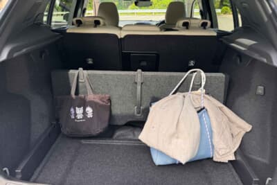 ボルボ XC40 B3:リアボードにはフックが備わり、バッグなどを掛けておくのに便利
