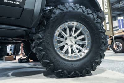 トヨタ ランドクルーザー250：ROH製のホイール。力強いデザインと高い剛性を兼ね備えた本格派だ