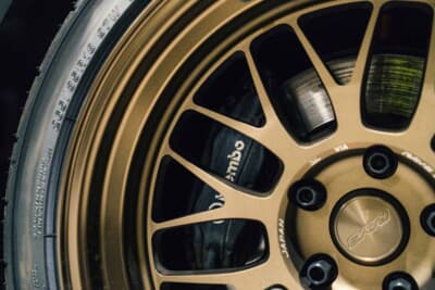日産 GT-Rオーテックバージョン：ブレーキキャリパーは純正ブレンボ。黒だけに控えめながらもメッシュの間からチラリと見えるのが確認できる