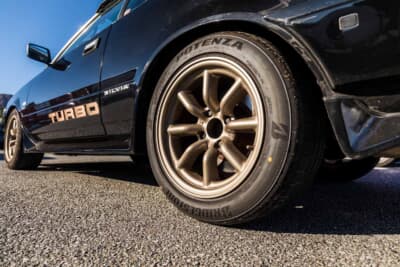 日産 S110 シルビア ハッチバック:ブリヂストン ポテンザを履いた16インチのワタナベ8スポーク。サイドにはTURBOのデカールが入る
