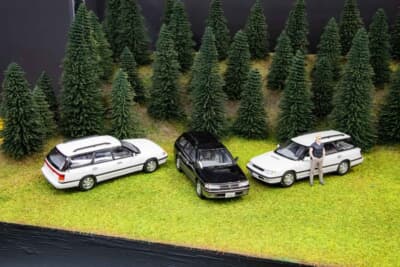 スバル レガシィ ツーリングワゴン(1/43スケール):新旧モデルを並べたジオラマ展示で世界観を飾る