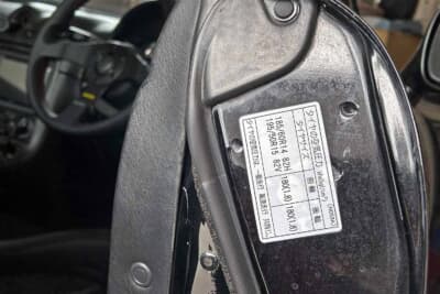指定空気圧は運転席ドア付近にあるシールやマニュアルに明記されている