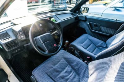 シトロエン BX GTi：ブルーのファブリックシートが目を引くコックピット。オーナーはGTi純正シートよりも乗り心地が良いとされるコンフォートモデル用シートに換装している