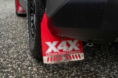 トヨタ RAV4:リアタイヤの後方には、下部にメタルプレートが備えられたレッドカラーのマッドフラップを装着した。泥はねを防ぐ実用性はもちろん、タフでアグレッシブなイメージを付与する