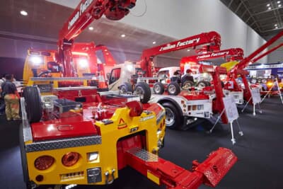 レッカー車など、多種多様な役目を持ったトラックが展示される