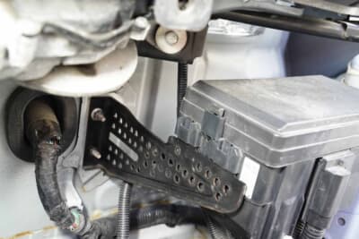 ホンダ S660：ヒューズボックスのステーまで軽量化している。ここまで突き詰めるのも松山とカプチーノという好敵手の存在があってこそだろう