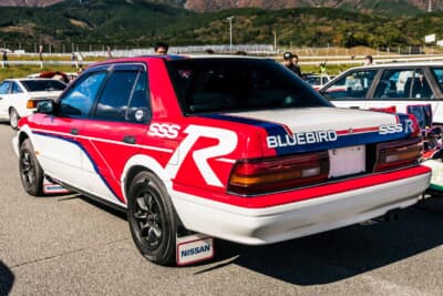 日産 ブルーバード SSS-R:NISSANロゴが記されたマッドフラップがラリーマシンとしての印象を引き立たせている