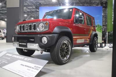 TOYO TIRES OPEN COUNTRY:トラストのジムニー ノマドにはホイールはレイズ製のホムラにオープンカントリーH/T IIを組み合わせる。サイズは225/55R18を履かせていた