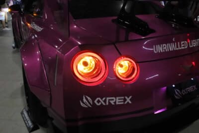 アルファレックス GT-R：ポジション作動時に光が流れるアクティベーション機能が装備。サークルの真ん中部分はウインカーとして機能している