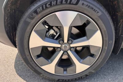 ボルボ XC40 ウルトラ B4 AWD:19インチのミシュラン製タイヤを装着している