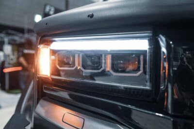 トヨタ ランドクルーザー250：プロジェクター式に変更するヘッドライト。カプラーONで車検対応だ
